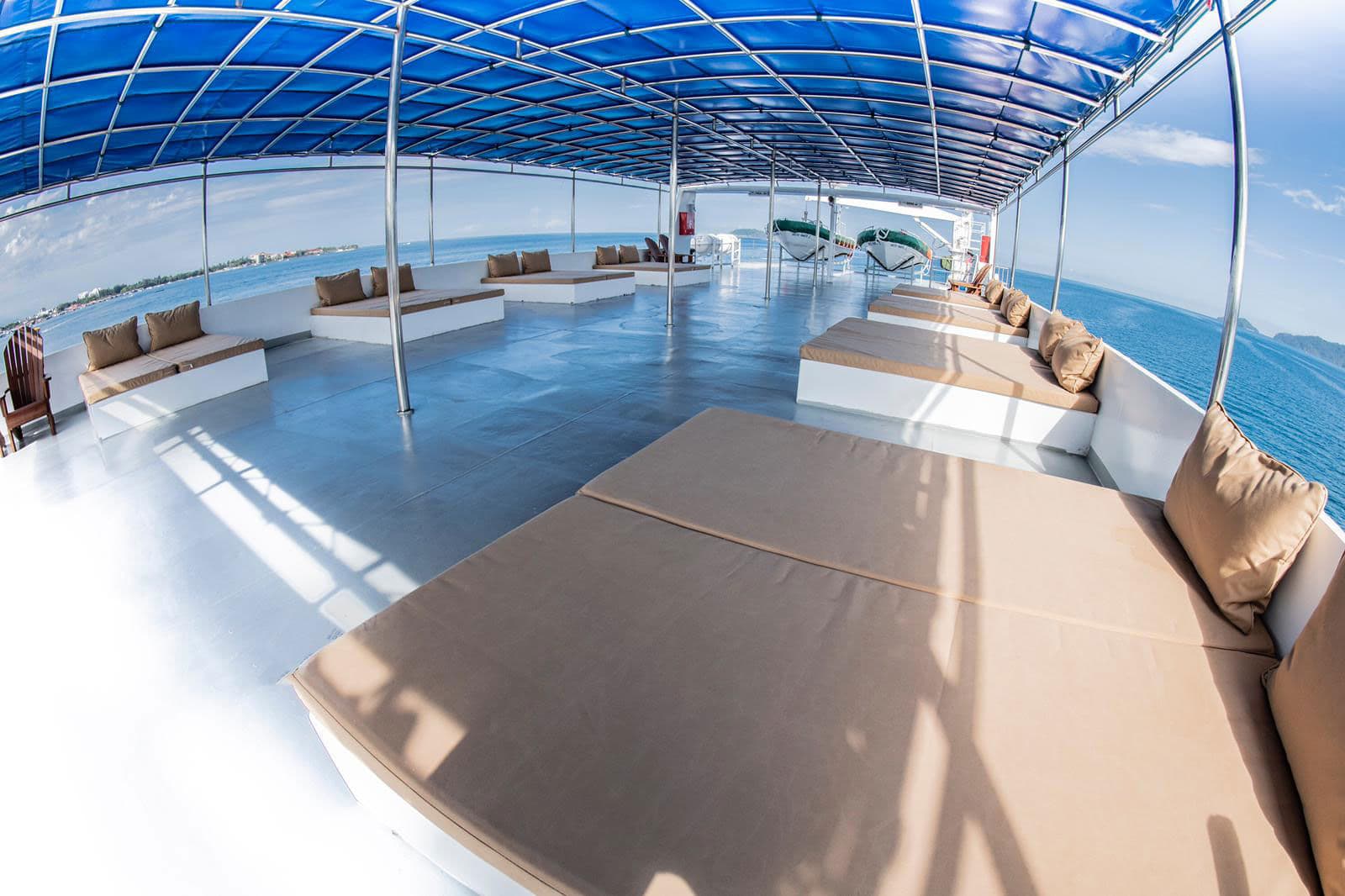 White Manta sun deck